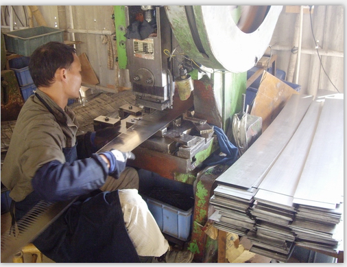 1.Raw material cutting 1.Raw material cutting