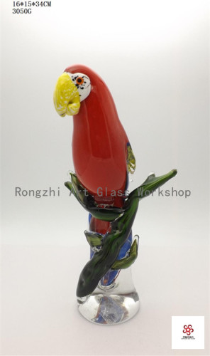 Escultura roja del vidrio del Macaw