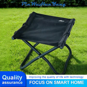 Bancos empilháveis ​​de quatro pernas que economizam espaço