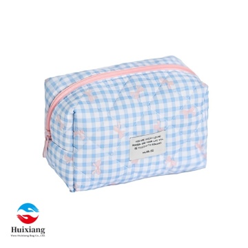 Bolsa de maquillaje espaciosa con diseño elegante