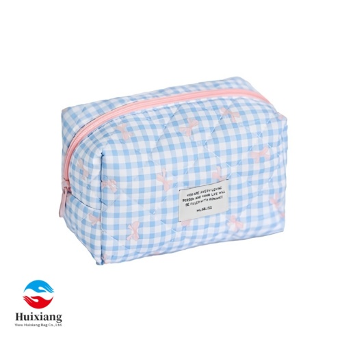 Bolsa de maquillaje espaciosa con diseño elegante