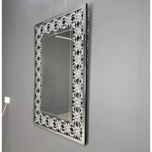 Декоративное зеркало, висящее на стене