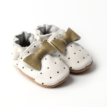 Меки кожени бебешки обувки с щампа