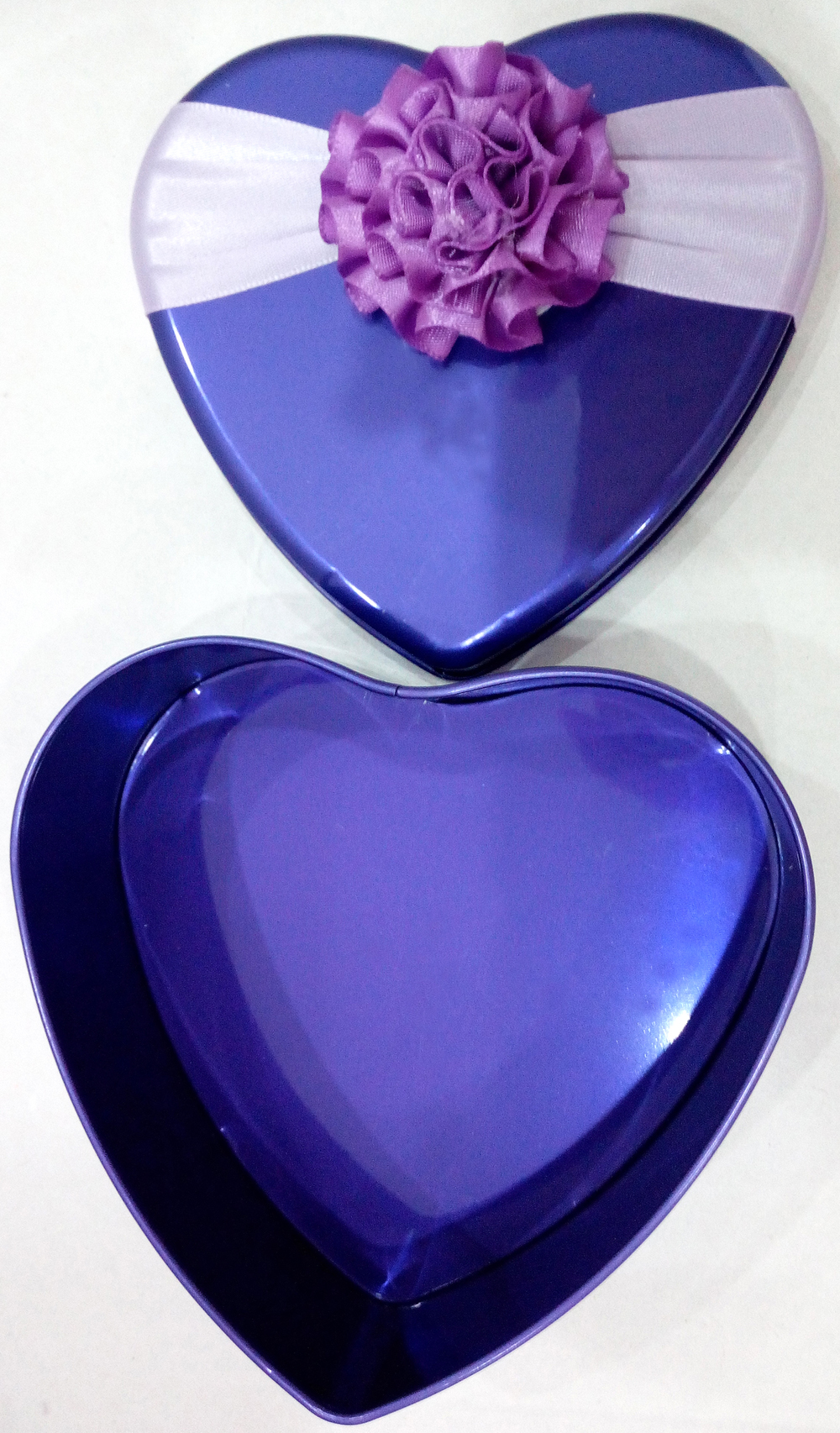 Scatola di latta di cioccolato viola con decorazione floreale