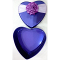 Purpurrote Schokoladen-Zinn-Kasten mit Blumen-Dekoration
