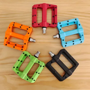 2020 Trend: High-Quality Nylon Bicycle Flat Pedals with 9/16 Inch Bearings and Anti-Slip Plastic Design for MTB