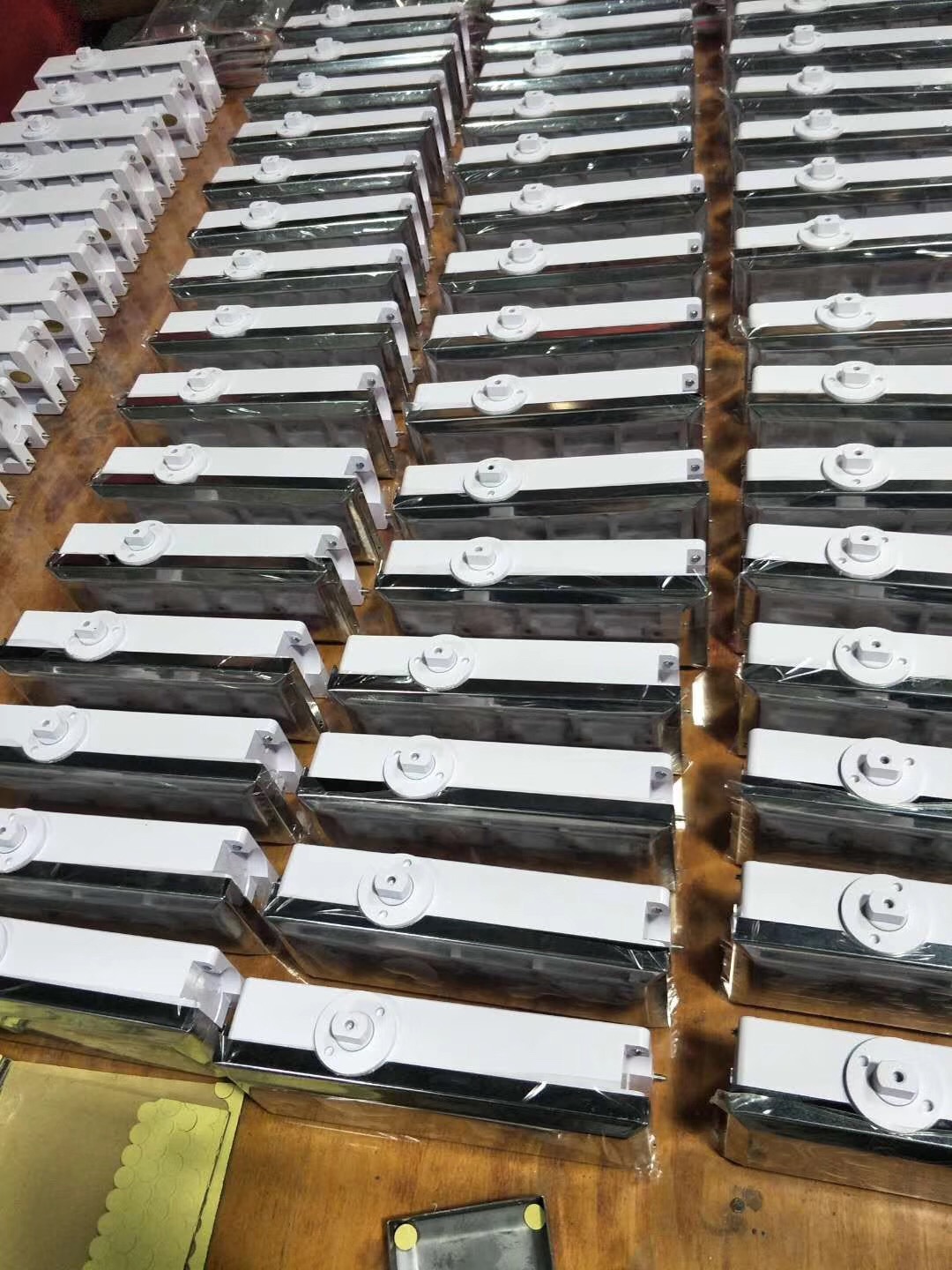 No digging floor hinge