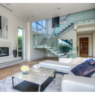 يتميز التصميم البسيط MS2025 للدرج ذو العارضة المستقيمة بدرجات خشبية بيضاء وحواجز حماية زجاجية