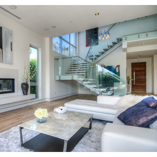 يتميز التصميم البسيط MS2025 للدرج ذو العارضة المستقيمة بدرجات خشبية بيضاء وحواجز حماية زجاجية