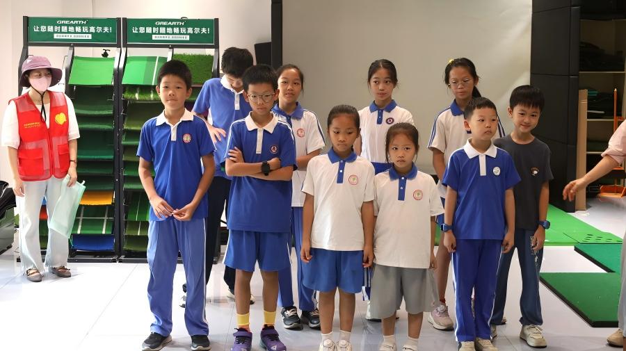 Group photo after a children's golf learning and factory community activity