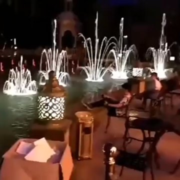 جھیل میں میوزیکل فاؤنٹین