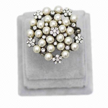 Fashion Floral Cream Pearl/Rhinestone Ring in Rhodium Plating