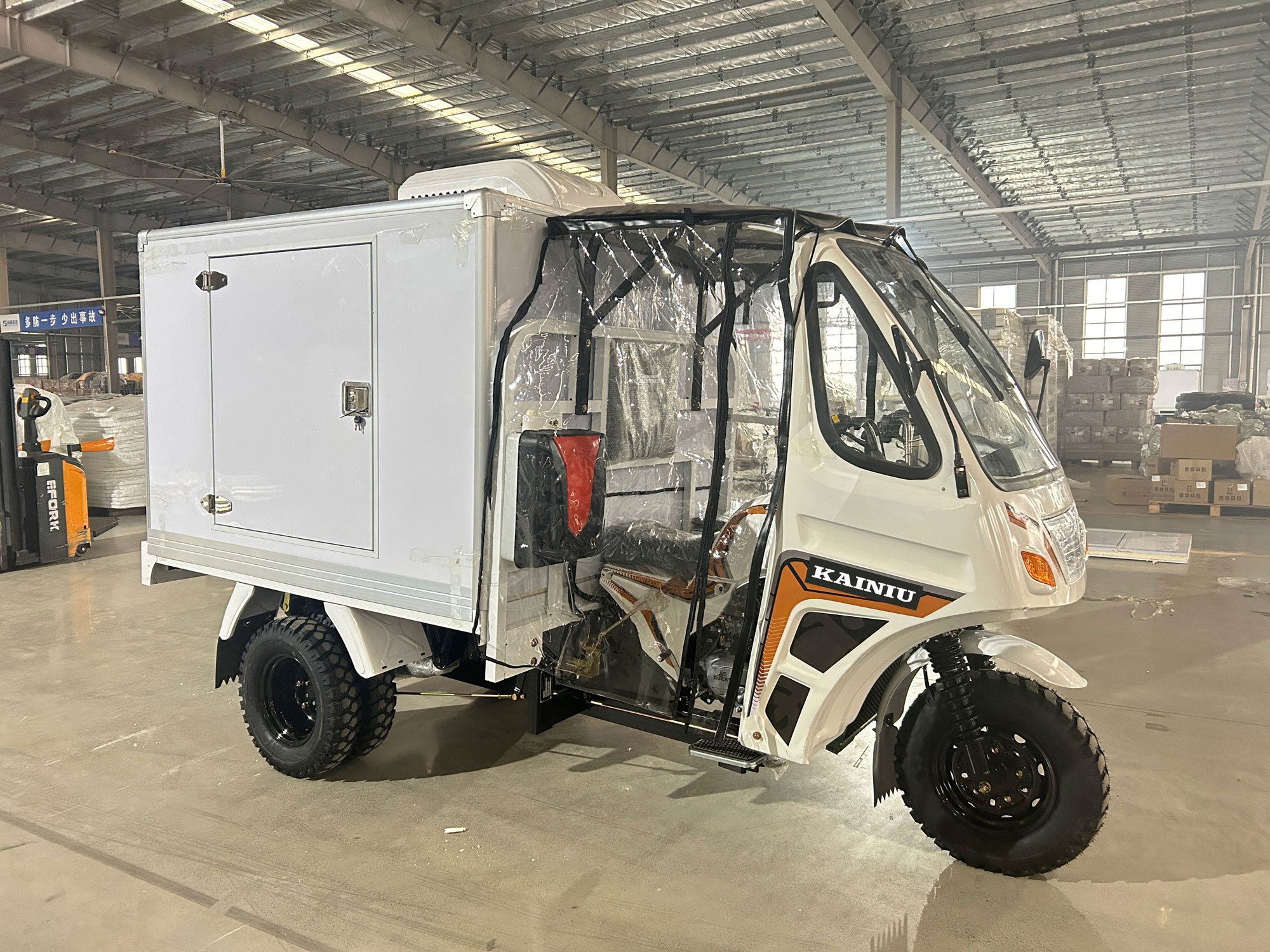 Cargo cerrado con refrigerador: vehículo de tres ruedas