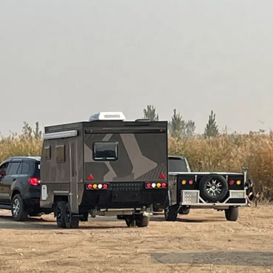 Trailer de quatro rodas de campista de caravana em movimento