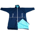 Kids imperméable de plage surf sur la molette de toison épaisse