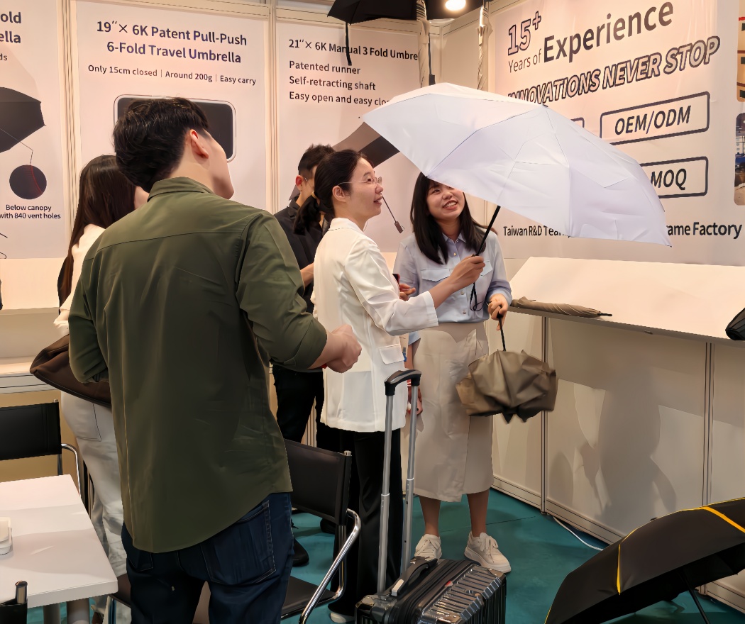 Japanese-buyer-tests-baisite-umbrella-at-hk-gifts-fair