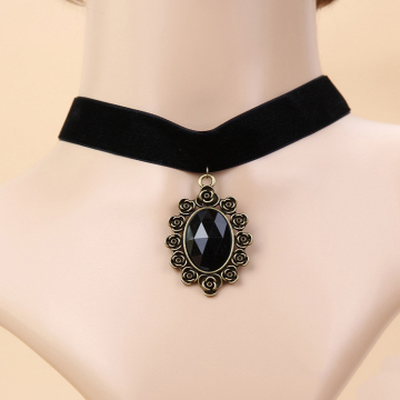 Retro Geometric Clavicle Chain Halloween Necklace with Black Crystal Velvet Choker for Women