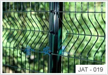 Curvy wire mesh fence