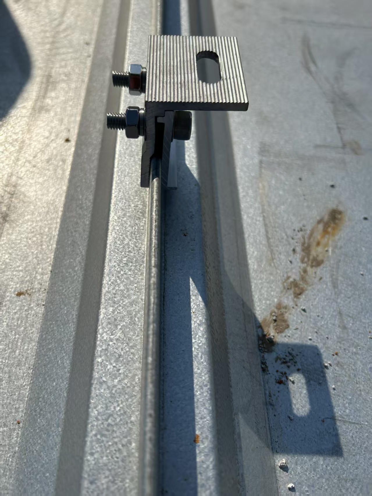 Aluminum extrusion rooftop clamps