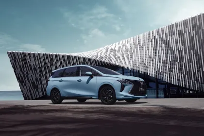 Chinese M4 Hybrid Electric Luxury EV MPV: Fuel Cell Powered Hot Car