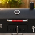 Barbecue au charbon de bois avec étagères latérales et couvercle