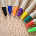muchos bolígrafos de papel de color diferentes