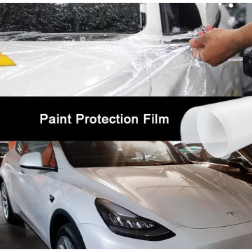 Cuidar un coche con película de protección de pintura.