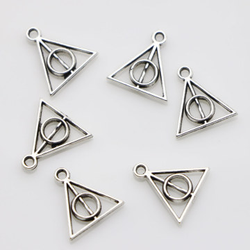 Style rétro plaqué argent alliage creux Triangle noeud charmes pour la fabrication de bijoux artisanat mode boucle d&#39;oreille pendentif