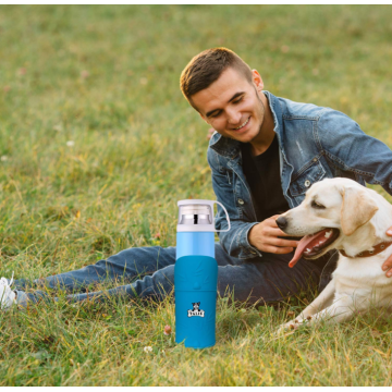 Bottiglia per l&#39;acqua da viaggio per cani comoda isolata