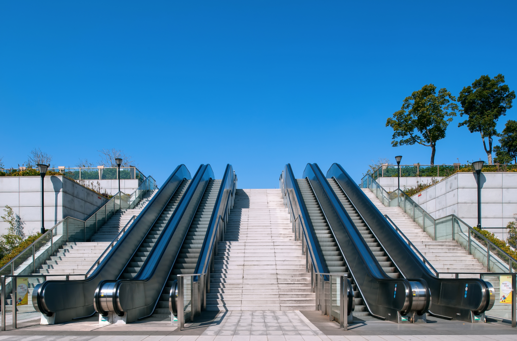 Escalator for outdoor use