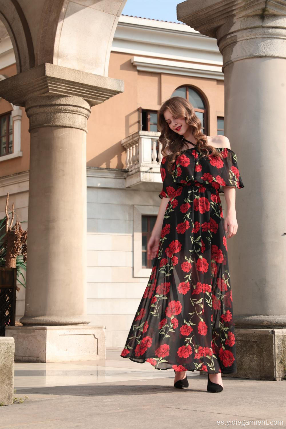 Vestido largo con hombros descubiertos de flores rojos