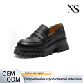 Mocasines Penny de piel negra con suela gruesa