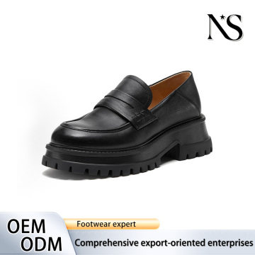 Mocasines Penny de piel negra con suela gruesa