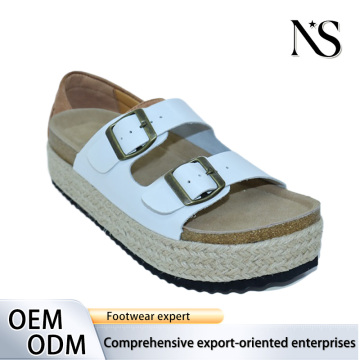 Las sandalias de plataforma blancas son una combinación de estilo y comodidad.