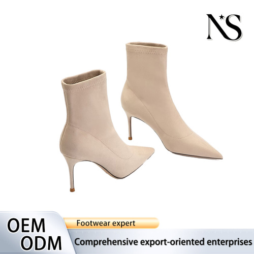 Botas de salto agulha de camurça bege com bico fino