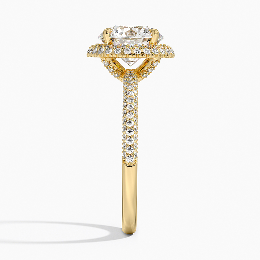 Direktang profile sa gilid ng multi-row pave diamond engagement ring na nagha-highlight sa setting ng katedral