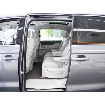 Roewe iMAX8: 550km Range Luxury MPV