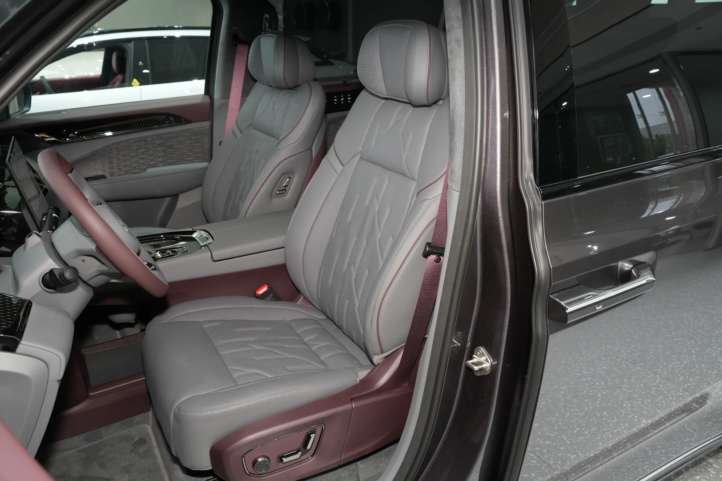 Model Seven-seat Aisle Edition