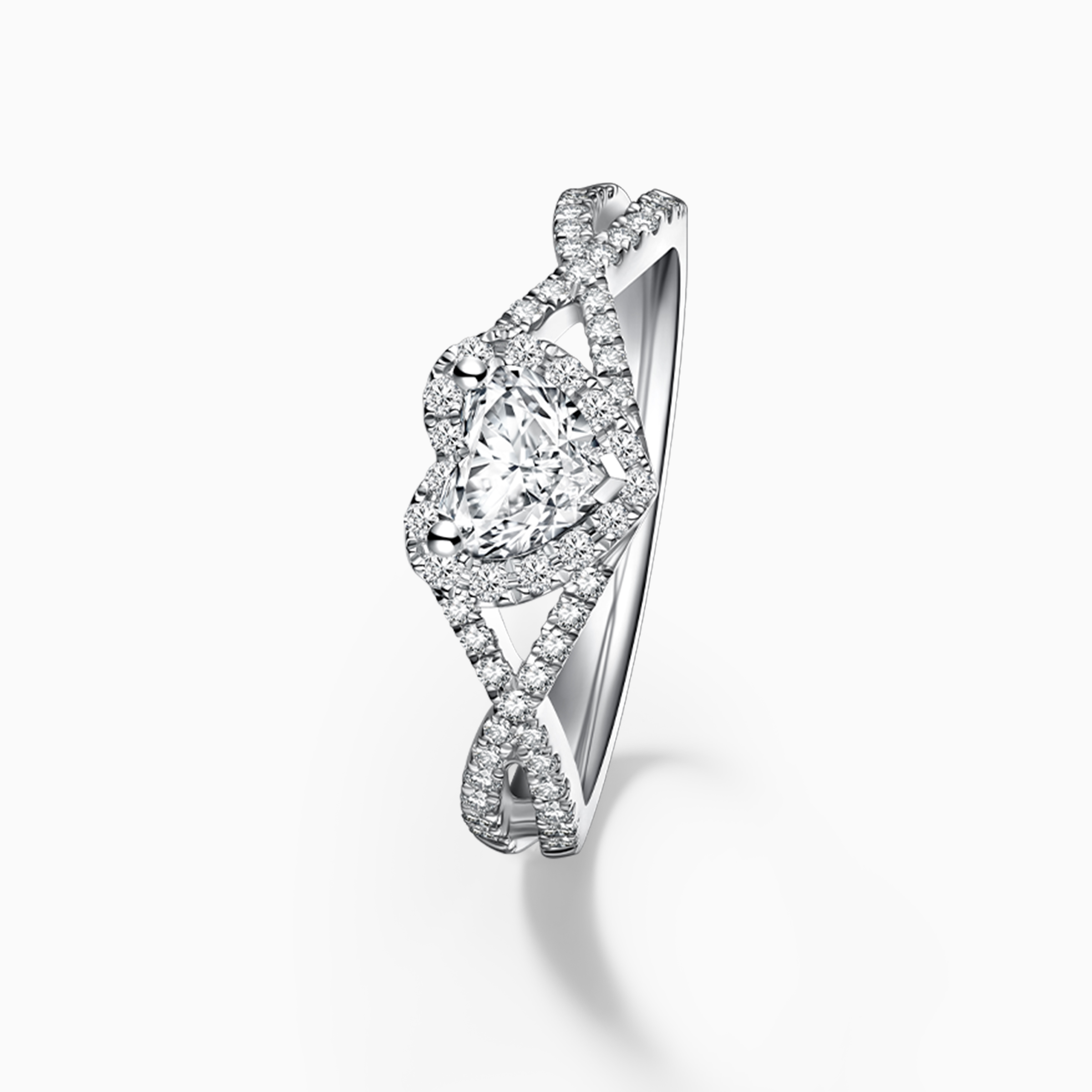 Angled View ng Infinity Twisted Shank sa Heart Halo Diamond Ring