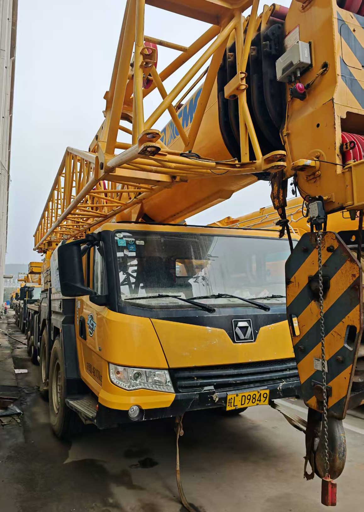 Three-quarter-angle-of-used-lattice-boom-crane-XCT80L6