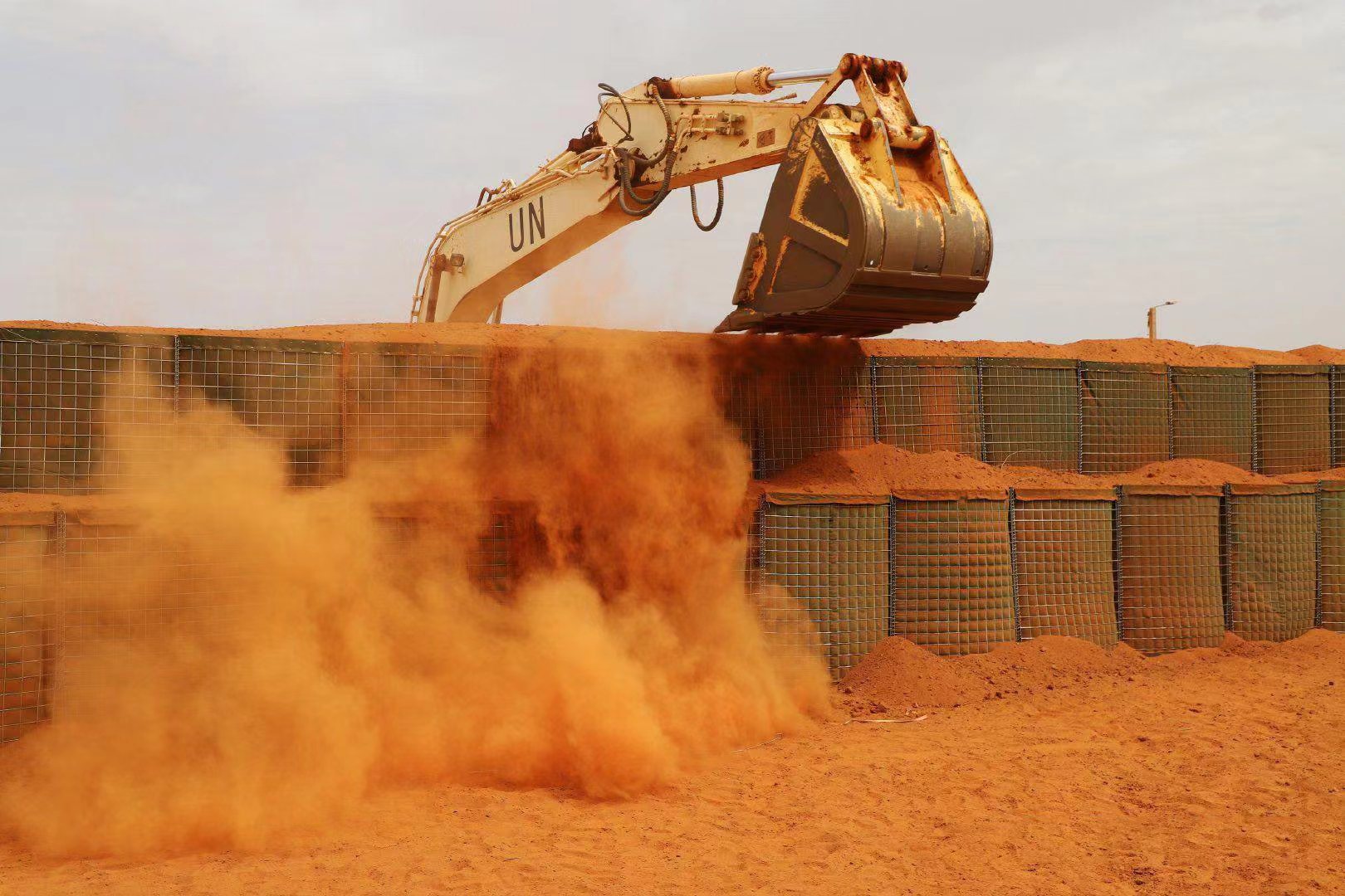 Desert Gabion Rock удерживается