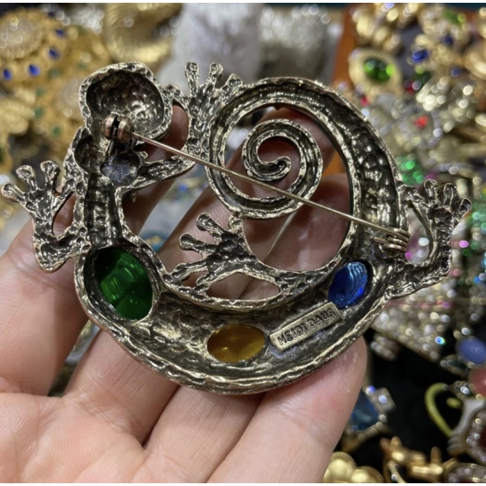 Chameleon retro e fofo e pequeno broche de lagarto