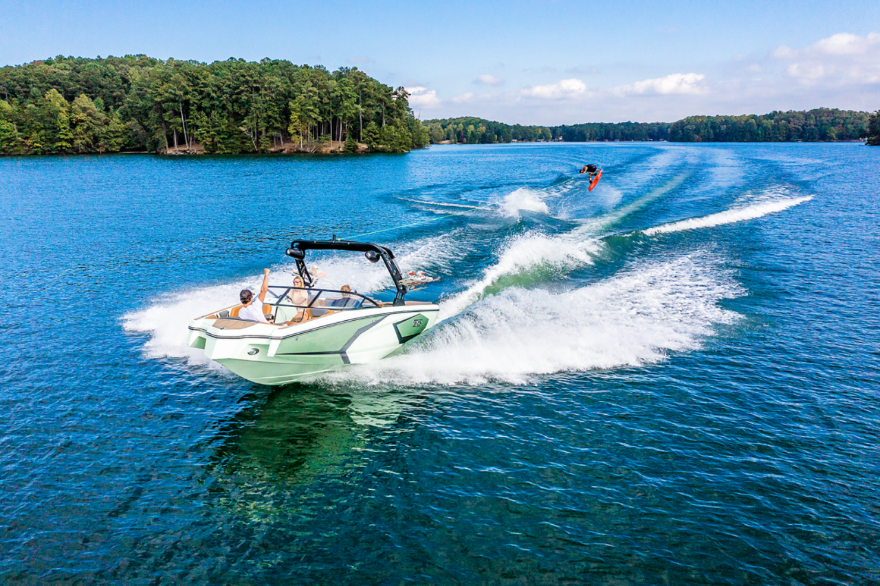 Enjoy gliding through the spray with the OREMA Starter Battery