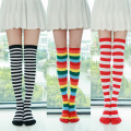Calcetines por encima de la rodilla a rayas