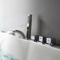 Vasca da bagno freestanding in acrilico con sedile con vetro