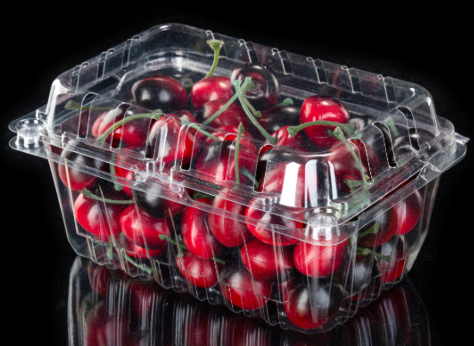 Scatola di imballaggio in plastica alla fragola nel supermercato