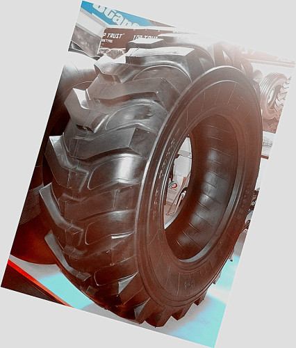 Factory 16.9-28 R4 Pattern Industrial Tractor Tyre (Tubeless)