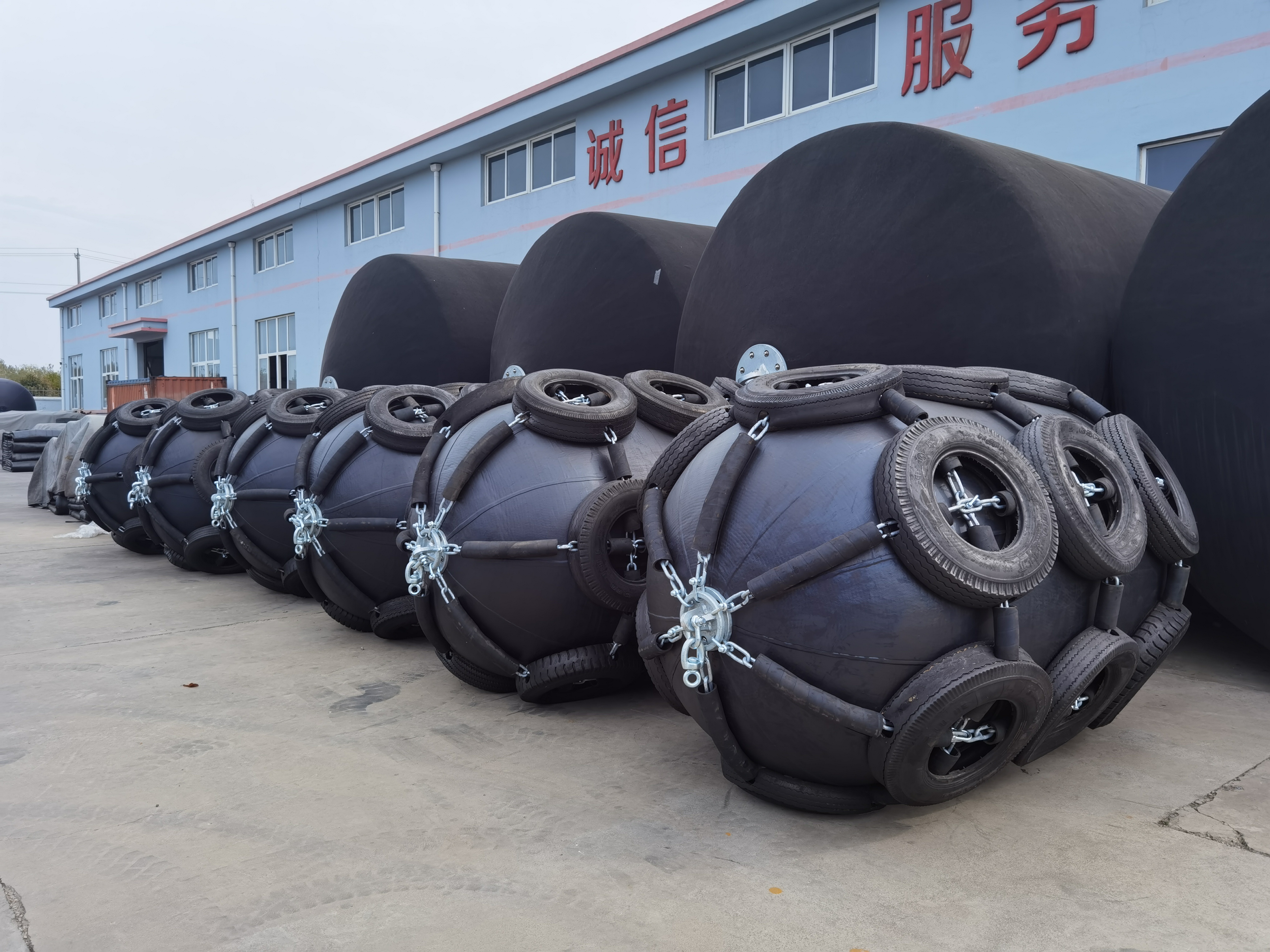 Floating Pneumatic Fenders 2.5 X 5.5 M With Net-type Chain And Tyres ...