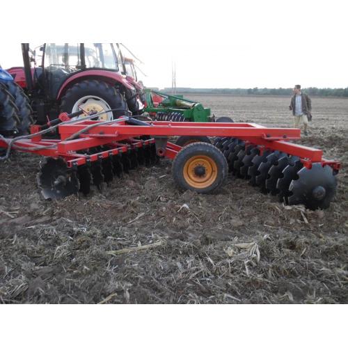 Tractor montado en 3 puntos con enganchamiento de gradas de disco