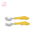 Ny design LFGB Europe Standard Food Grade A uppsättning Baby bedårande matningsked och gaffel med silikonbilhandtag